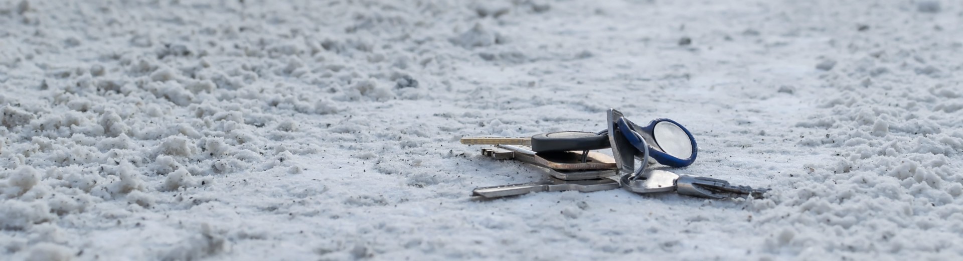 Zgubione klucze do samochodu leżące na ulicy – sytuacja wymagająca awaryjnego dorobienia kluczy