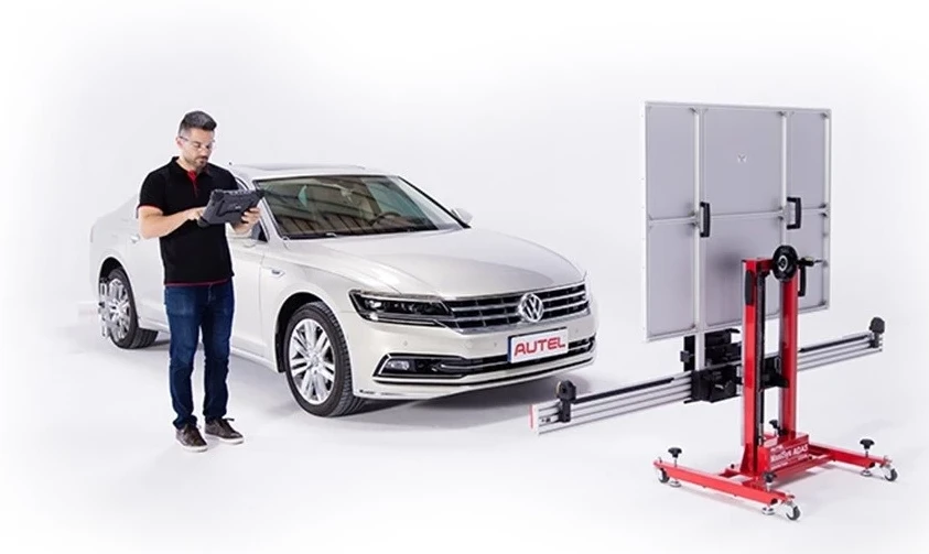 Kalibracja kamer i radarów w samochodzie za pomocą systemu AUTEL MAXISYS