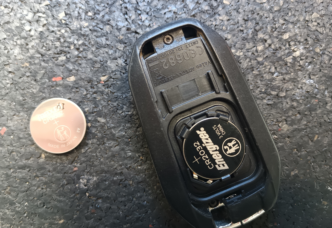 Wymiana baterii w kluczyku samochodowym